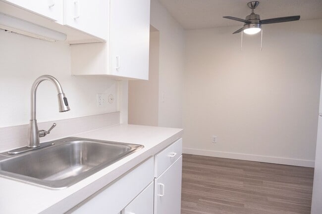 Building Photo - Classic Charm in an Irvington Flat! Unit CI1927 Rental