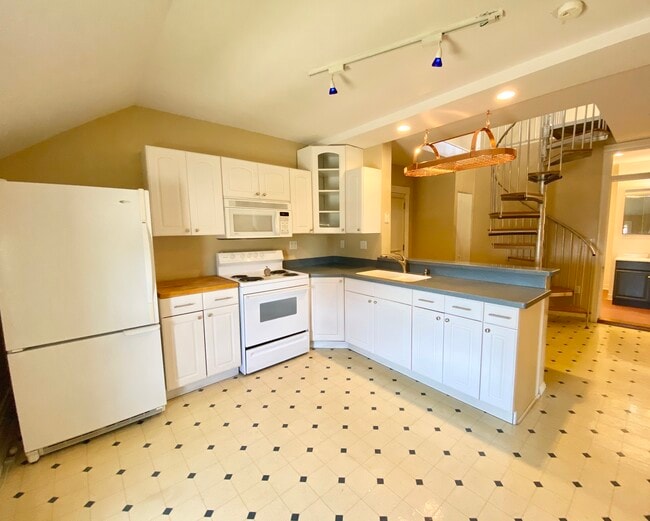 Photo - 1054 S Main St