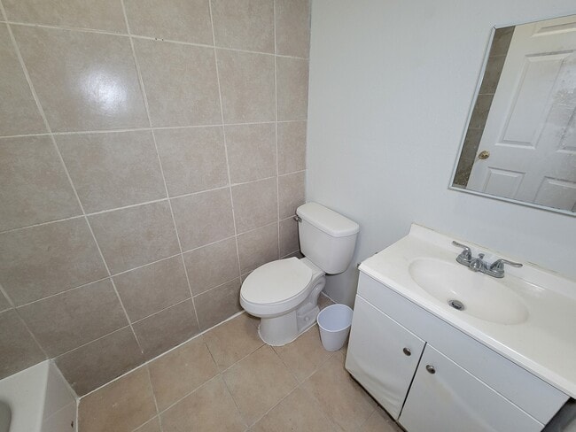 Building Photo - 711 Ave A Unit 4