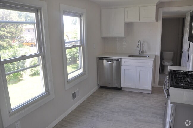 Building Photo - 138 Grove St Rental