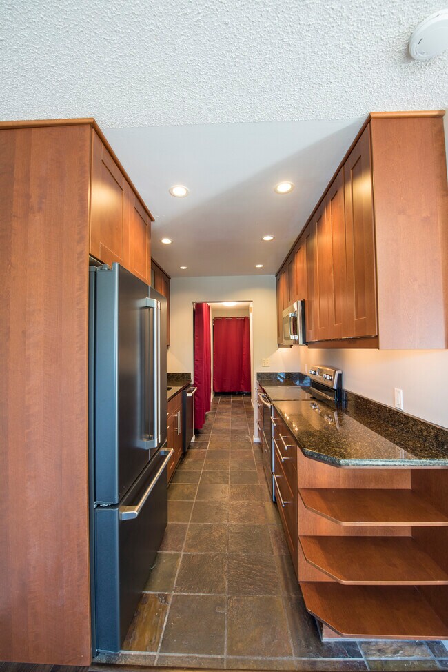 Photo - 2562 Thorndyke Ave W