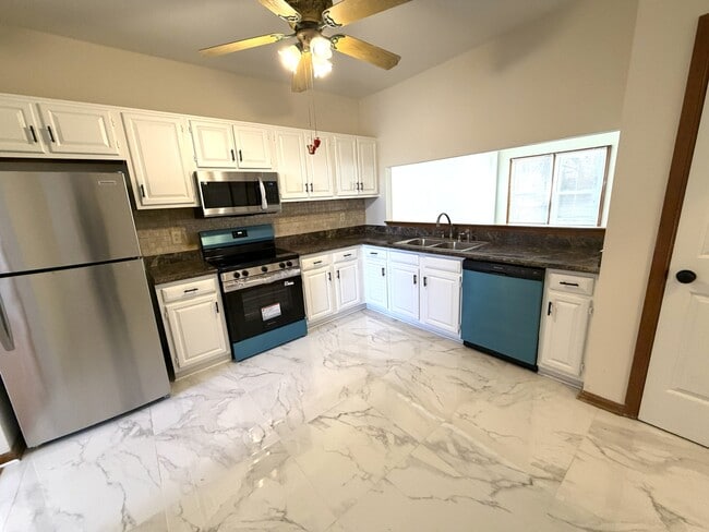 Photo - 1409 Sampson Ln