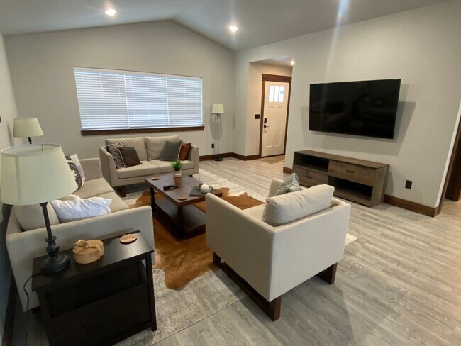 Beautiful 3 bed/2bath Hamilton home Furnished or Unfurnished Options - Beautiful 3 bed/2bath Hamilton home Furnished or Unfurnished Options