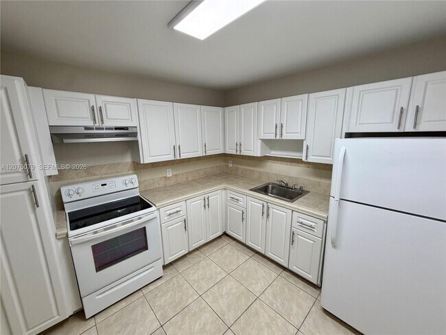 Photo - 2025 NE 164th St Unidad 608