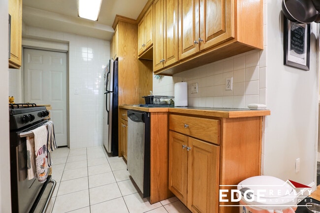 Photo - 18 Strathmore Rd Unit B