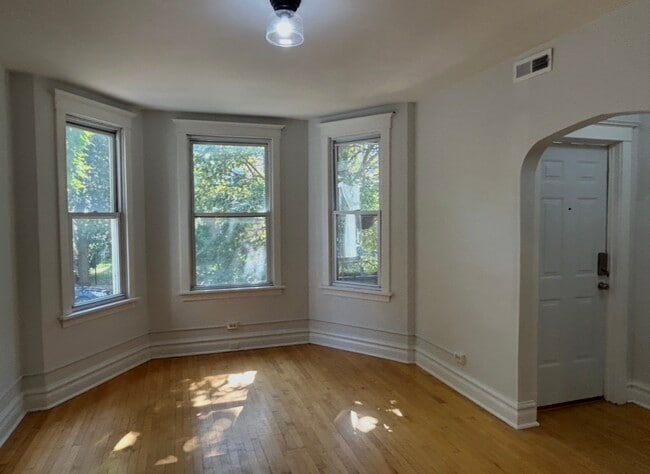 Front Room / Entrance - 1952 W Henderson St Unit 1