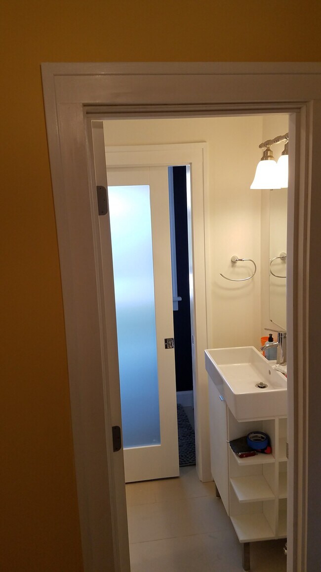 Baño del piso principal actualizado - 5516 NE 32nd Pl