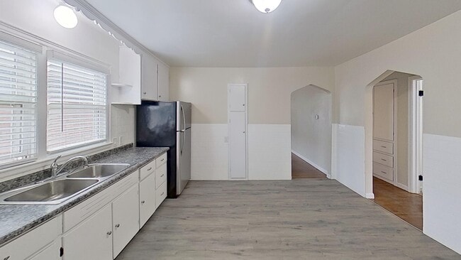 Photo - 2490 Forest Ave