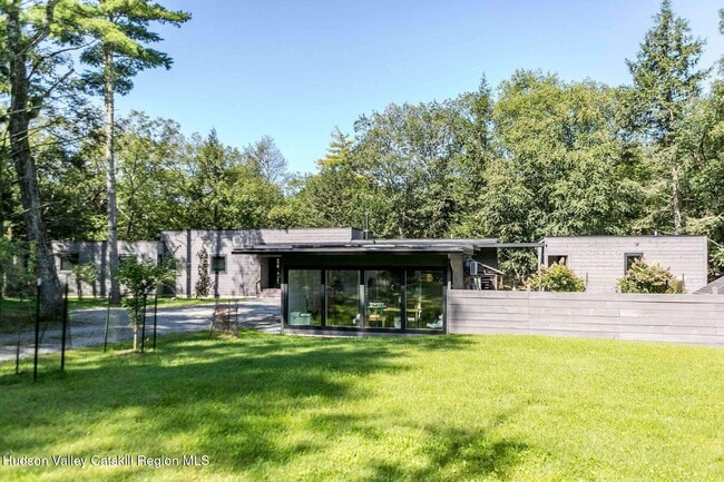 Building Photo - 70 Raybrook Dr