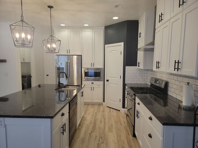 Building Photo - 4 Bedroom St. George Home with Bonus Room....
