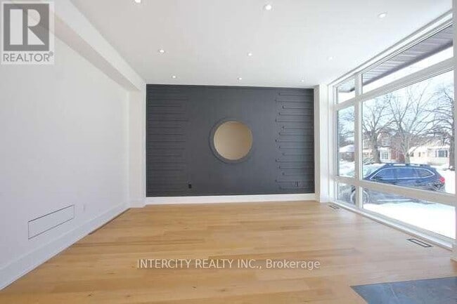 Photo - 247 Alderbrae Ave