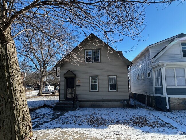 Building Photo - "Charming 3-Bed, 2-Bath Gem on North 42nd ... Rental