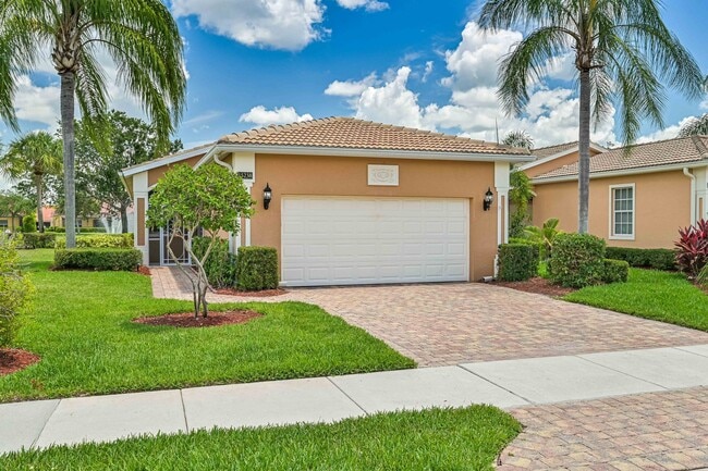 Building Photo - ** Immaculate, 3 Bed/2 Bath Lake Front Pool Home in Naples ~ Available NOW**