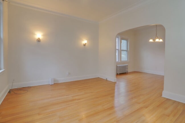 Living room - 166 Saint Pauls Ave