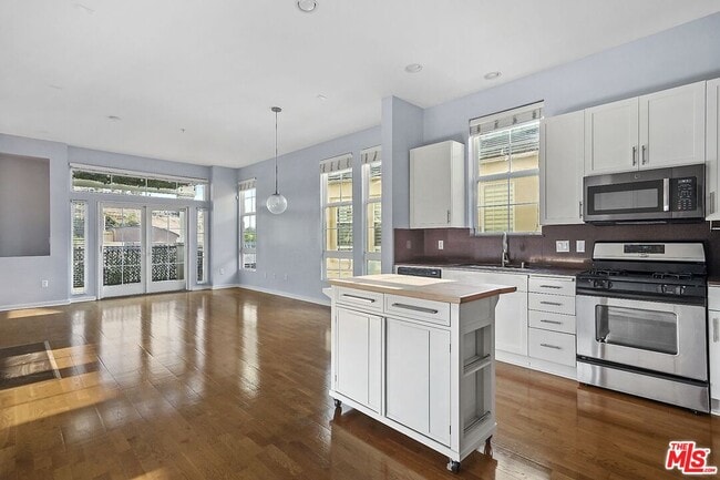 Building Photo - 13020 Pacific Promenade Unit 406