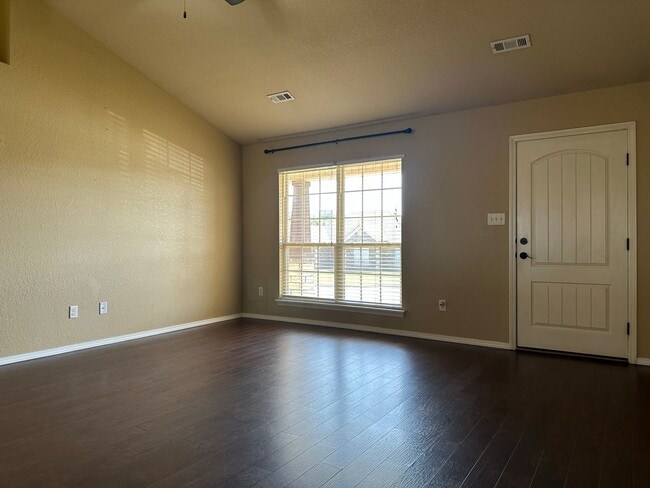 Photo - * Move-In Special * Beautiful Living: 3 Be...