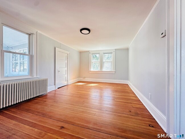 Building Photo - 133 Quaker Ln S Unit 3