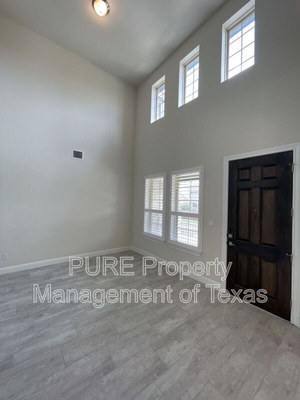 Photo - 716 Expedition Way