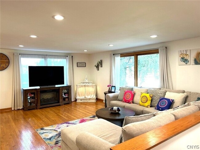Photo - 302 Oakridge Dr