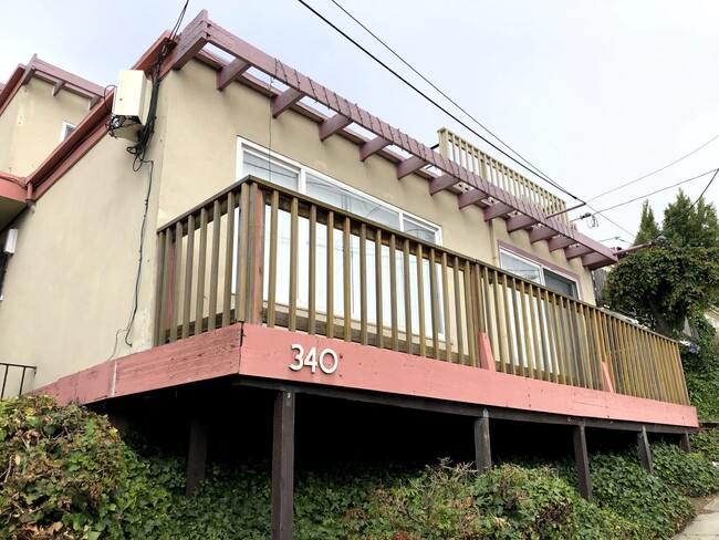 Building Photo - Bright 2-Bedroom with Balcony & Parking Rental