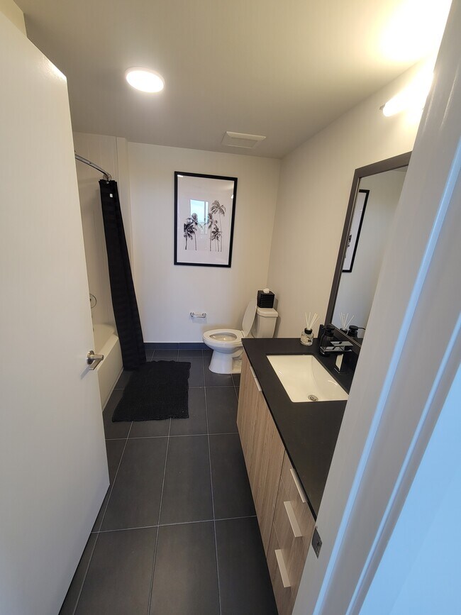 Photo - 858 E 27th St Unit B8