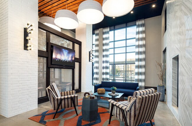 Salón para residentes con TV y chimenea