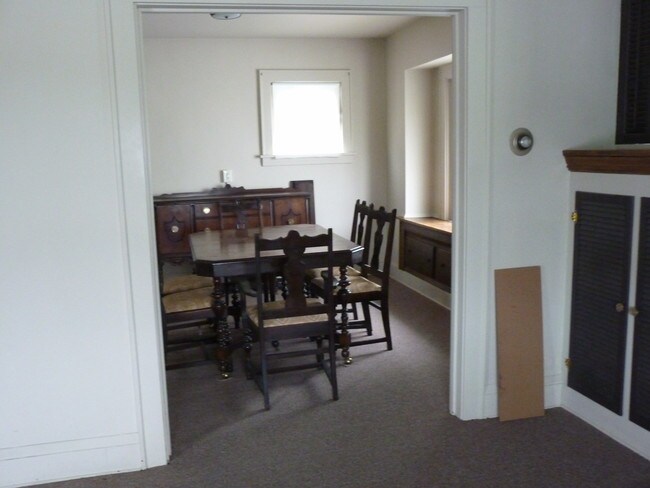 Comedor - 36 W Wilbeth Rd