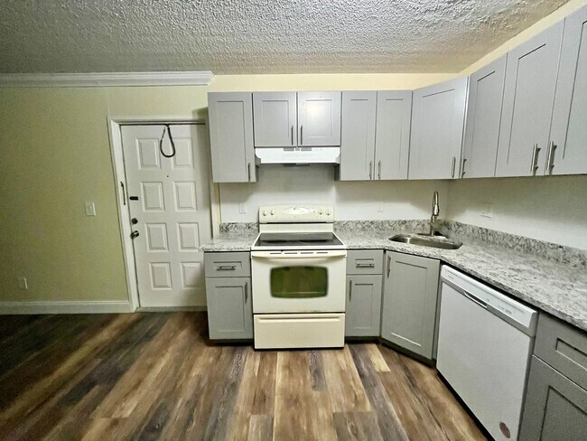 Photo - 1 Bedroom 2nd Floor Condo in East Orlando with Laminate Flooring and Scenic Balcony View! Unit 72