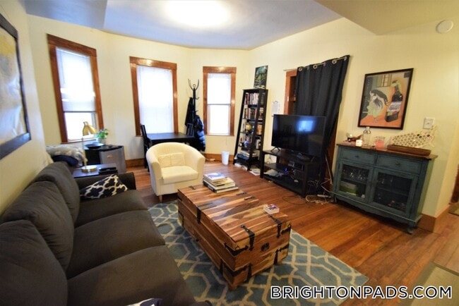 Photo - 346 Faneuil St Unidad 2