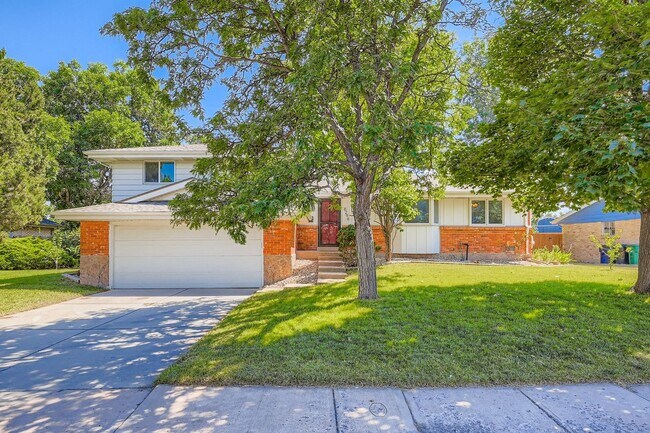 Building Photo - LOCATION LOCATION! 4-bed 3-bath home locat...