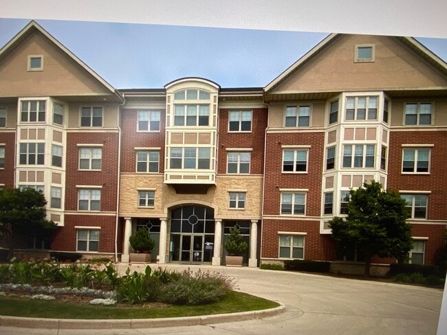 Building Photo - 4110 S Lake Dr