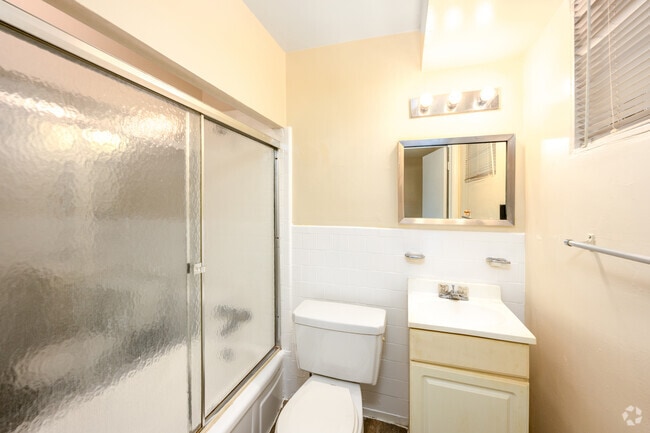 2BR, 2BA - 988SF - Bathroom