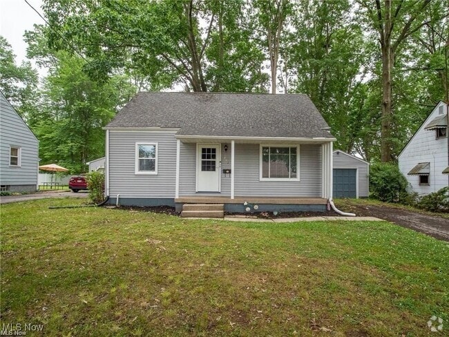 Building Photo - 1782 Beechwood St NE Rental