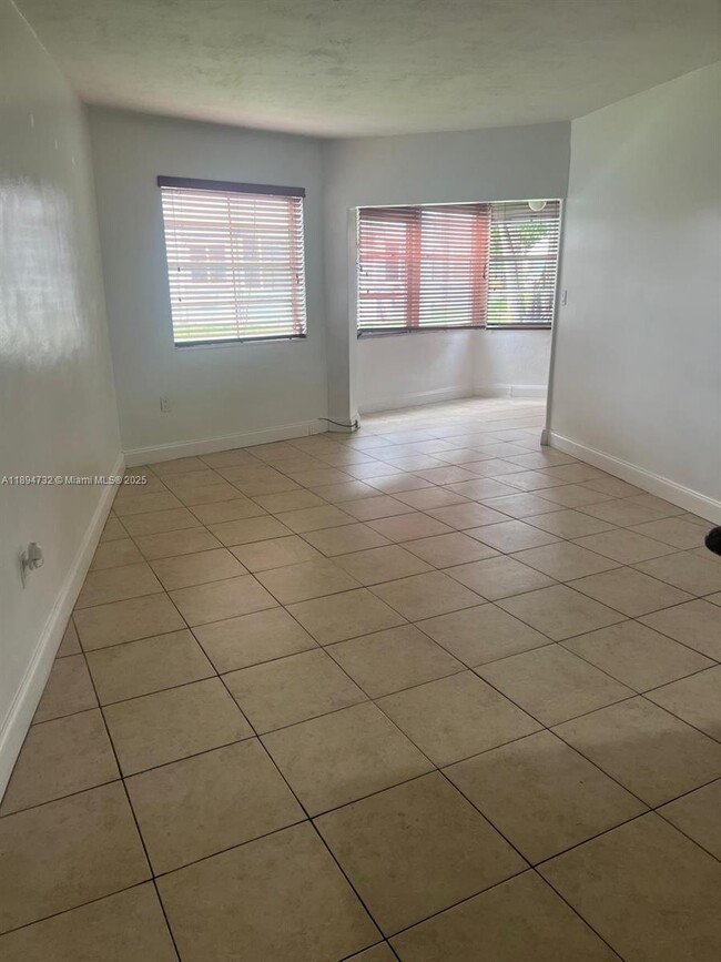 Photo - 1663 NE Miami Gardens Dr Unidad 139