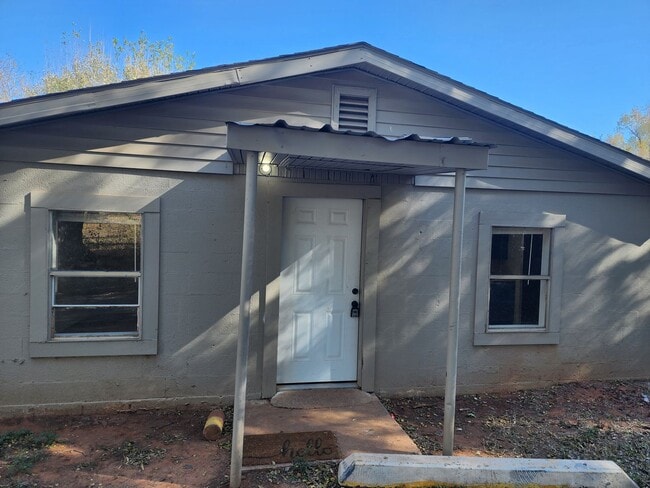 Building Photo - 2 Bed / 1 Bath Home for Rent – $850 (Utili...