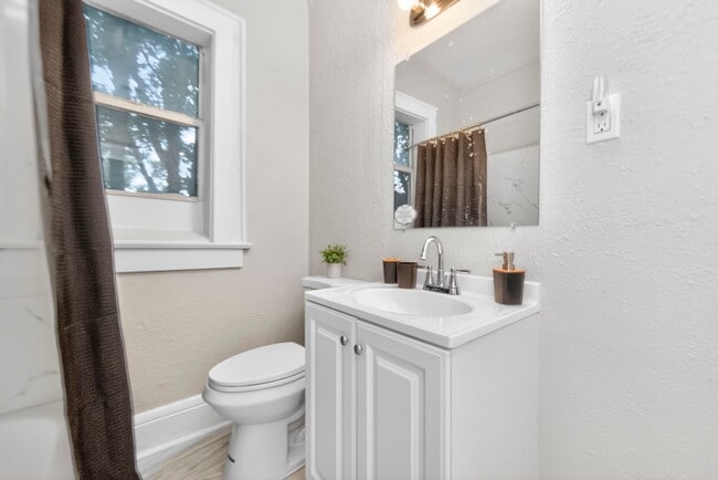 Photo - 2724 Hubbard St