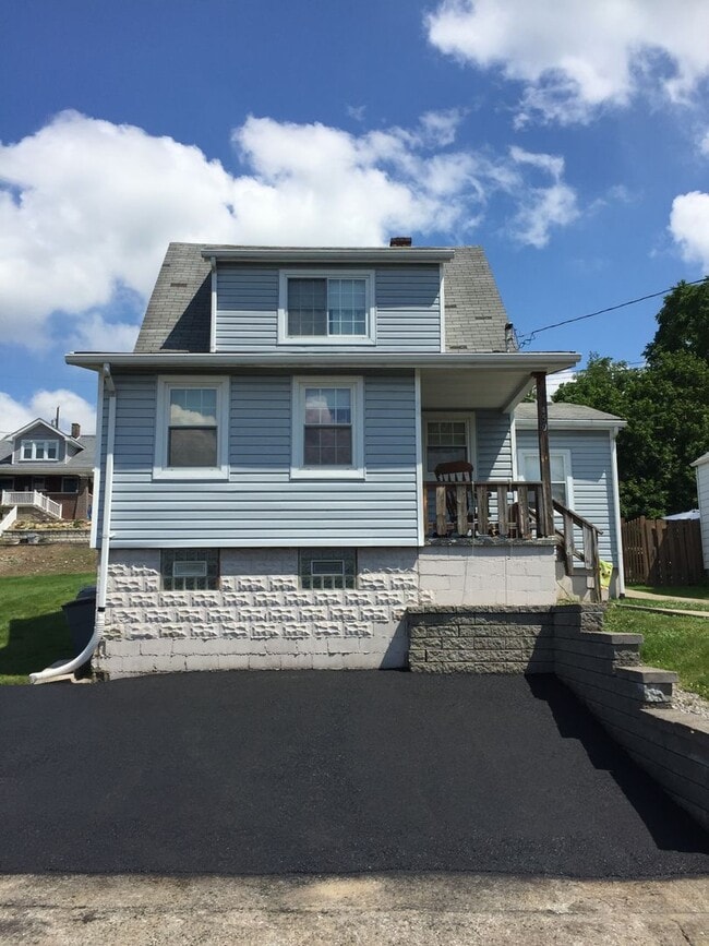 3 Bedroom Single Family House - 3 Bedroom Single Family House