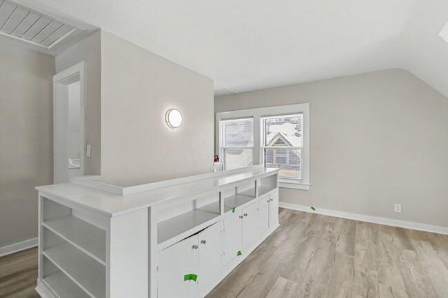 Photo - Fully Renovated 1 Bedroom in Historic Sloan Neighborhood $1099 Unidad #4