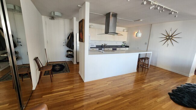 Photo - 340 W Diversey Pkwy Unidad 2719