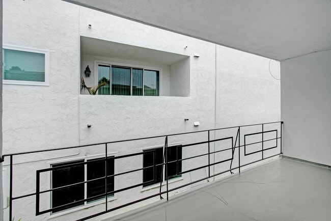 Photo - 1121 California Ave, North of Wilshire in ...