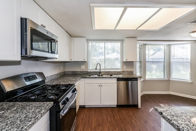 Photo - 18711 Droitwich Dr