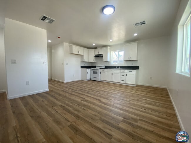 Building Photo - 1225 C.N.Perry Ave Unit 1