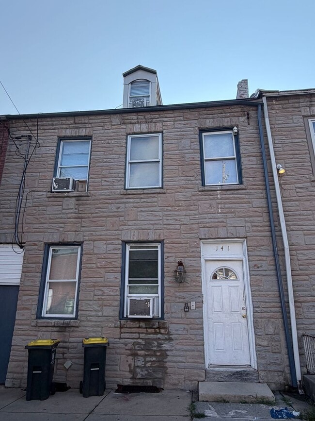 Building Photo - 141 S Prince St Unit 4