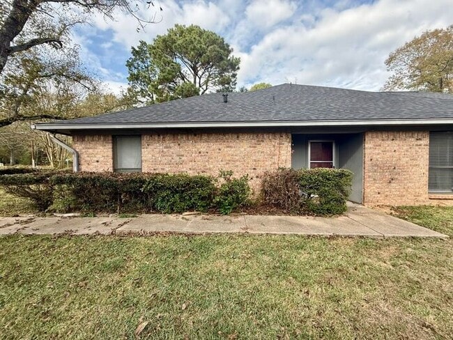 Building Photo - Spacious 2-Bedroom, 2-Bathroom Duplex with Open Floor Plan!