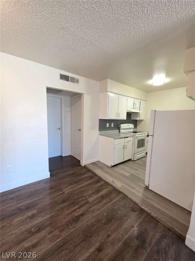 Building Photo - 1121 E Desert Inn Rd Unit 7