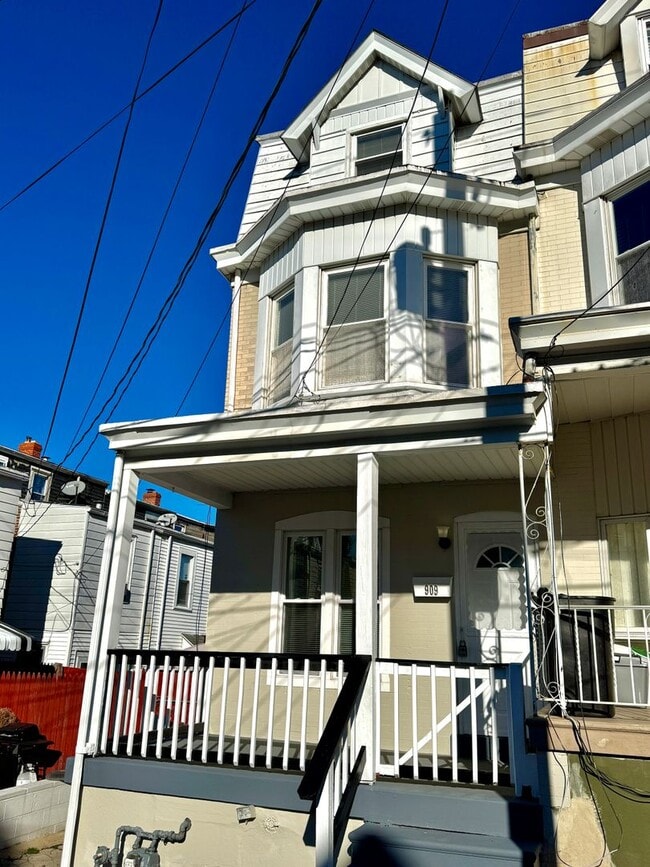 Building Photo - FOUR/FIVE BEDROOM End of Row