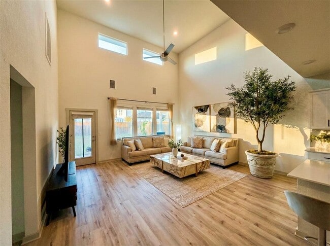 Building Photo - 257 Geminiflora Bend