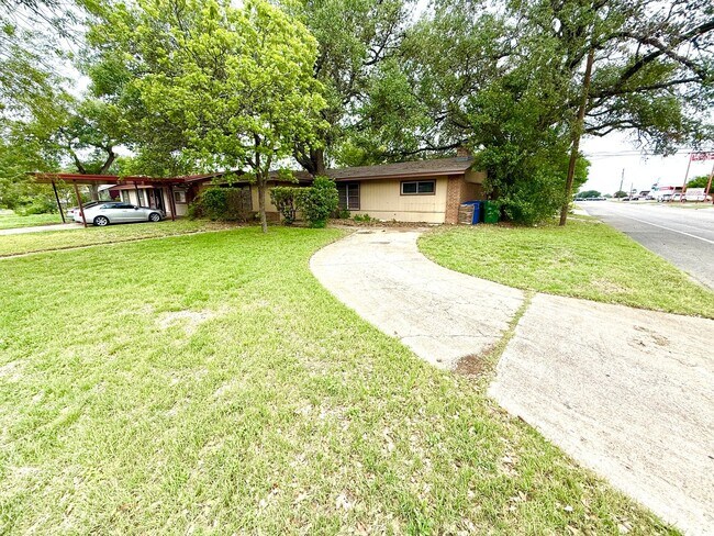 Photo - AVAILABLE NOW! 3 Bedroom / 2 Bath Corner L...