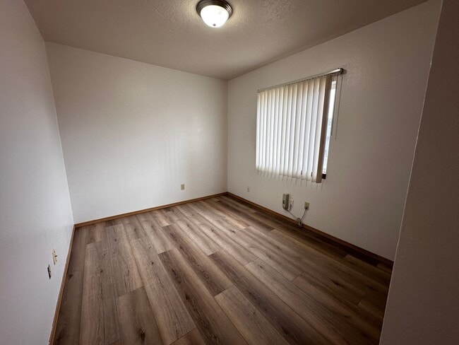 Photo - 1033 Main St E