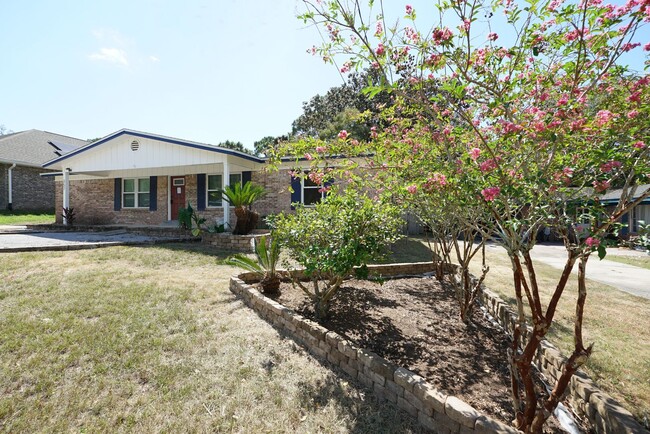 Building Photo - 4 Bedroom Home in Valparaiso- Near Eglin AFB